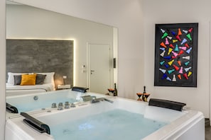 Deluxe Suite, Sauna | 1 bedroom, premium bedding, minibar, in-room safe - Gallery Suite Naples (Naples)