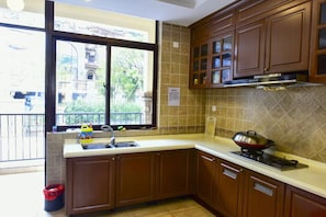 Private kitchen | Fridge, microwave, stovetop, electric kettle