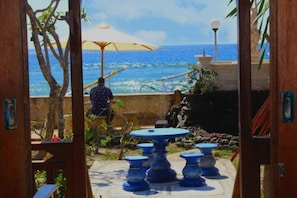 Terrace/patio - Swan Beach Inn (Penida Island)