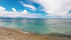 A beach with clear turquoise water and a sandy shore. - Swan Beach Inn (Penida Island)