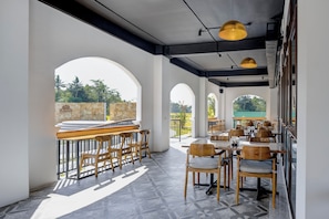 Petit déjeuner, déjeuner et dîner servis sur place, vue sur la piscine