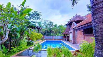 Kolam renang outdoor