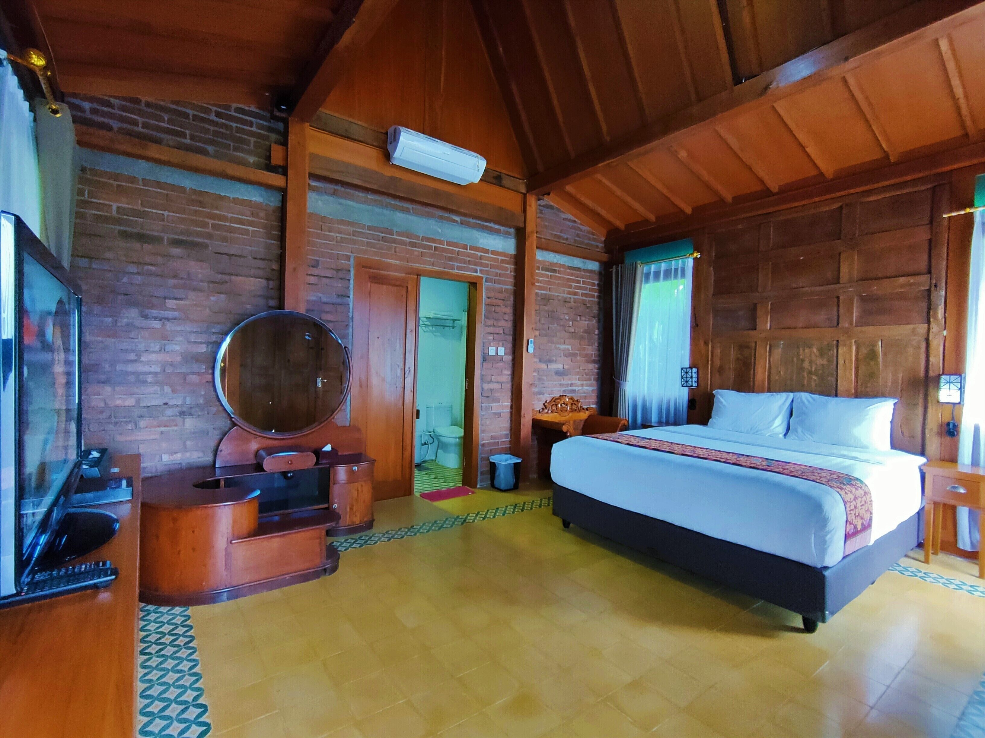 Deluxe-mökki, 1 keskisuuri parisänky, terassi | Pillowtop-patjalliset sängyt, pimennysverhot, äänieristys, Wi-Fi