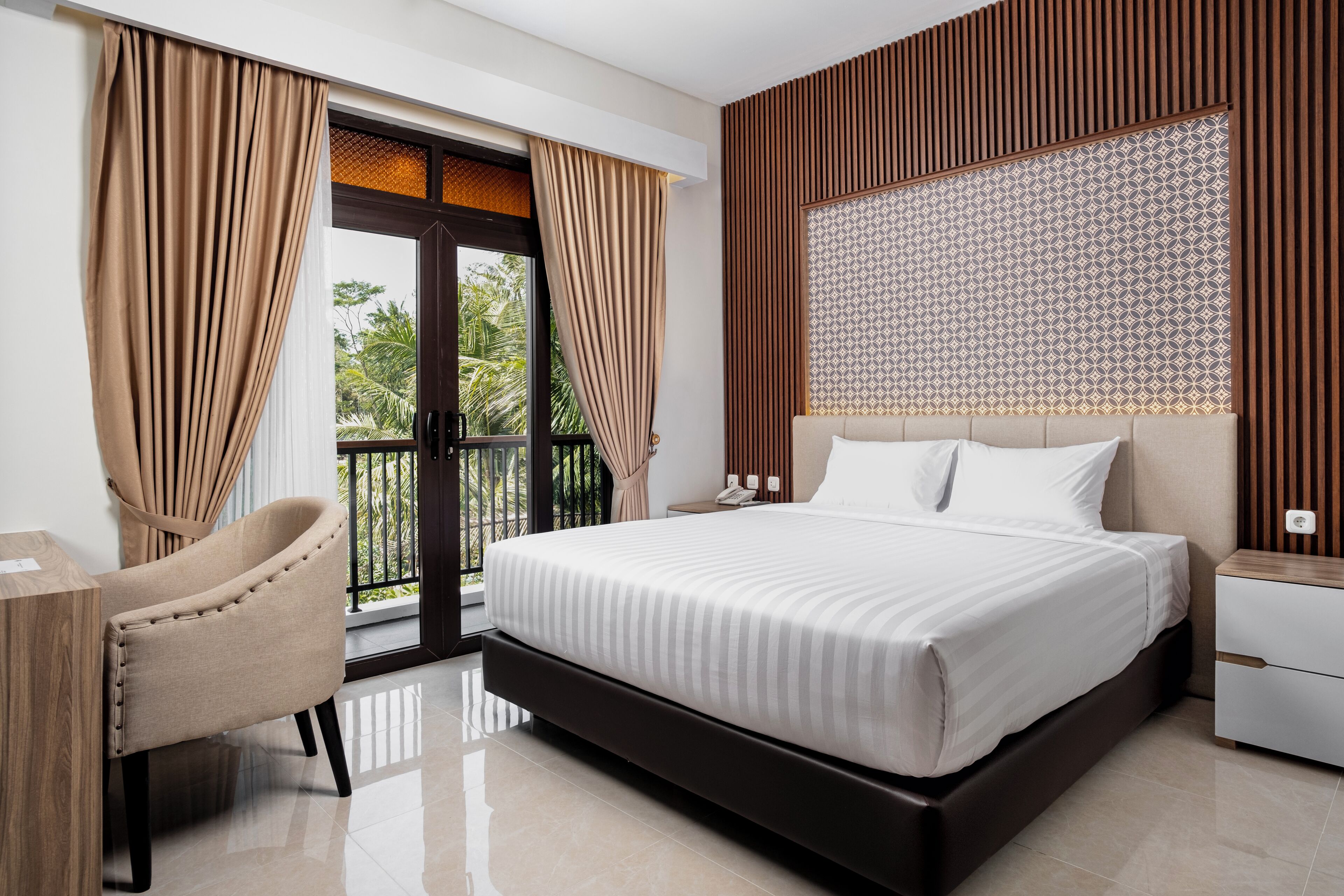 华丽客房, 1 张大床, 露台, 花园景观 | 加厚床垫、遮光窗帘、隔音、WiFi