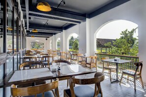 Se sirven desayunos y almuerzos; cocina asiática; junto a la piscina