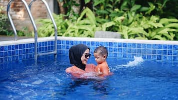 Hồ bơi ngoài trời