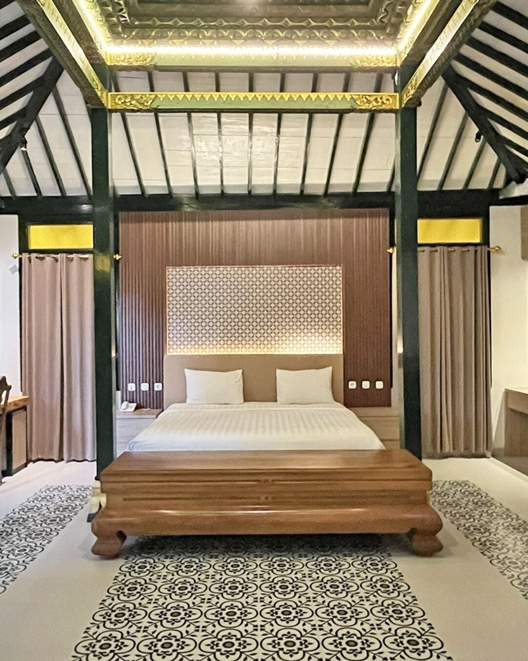 Family Cottage, 1 King Bed, Garden View, Courtyard Area | Pillow-top beds, blackout curtains, soundproofing, WiFi