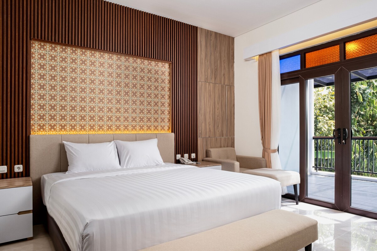 Deluxe Suite, 1 Bedroom | Pillow-top beds, blackout curtains, soundproofing, WiFi