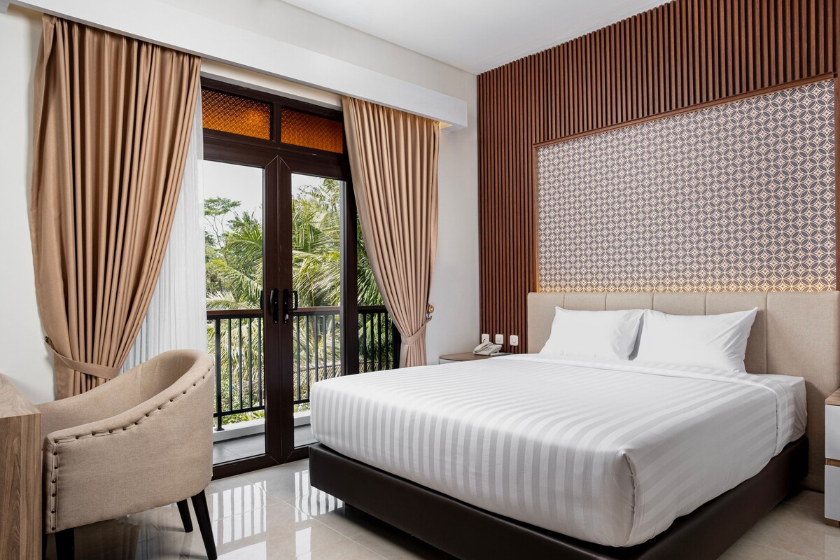 Deluxe Room, 1 Queen Bed | Pillow-top beds, blackout curtains, soundproofing, WiFi