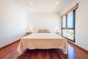 4 slaapkamers, een kluis op de kamer, een bureau