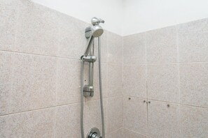 Shower, bidet, towels - S044 - Sirolo, delightful three-room apartment with garden (Sirolo)