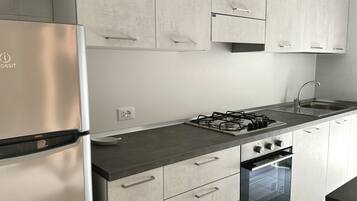 Kühlschrank, Ofen, Esstisch