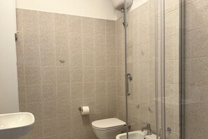 Dusche, Bidet, Handtücher