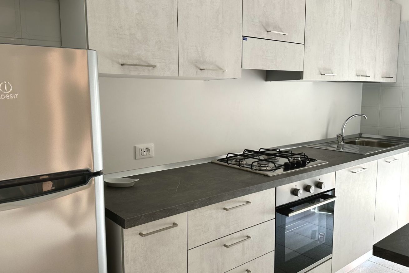 Frigorifero, forno, tavolo da pranzo