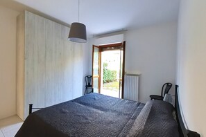 2 bedrooms, bed sheets - S044 - Sirolo, delightful three-room apartment with garden (Sirolo)