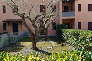 Property grounds - S044 - Sirolo, delightful three-room apartment with garden (Sirolo)