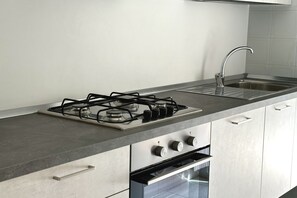 Fridge, oven, dining tables - S044 - Sirolo, delightful three-room apartment with garden (Sirolo)