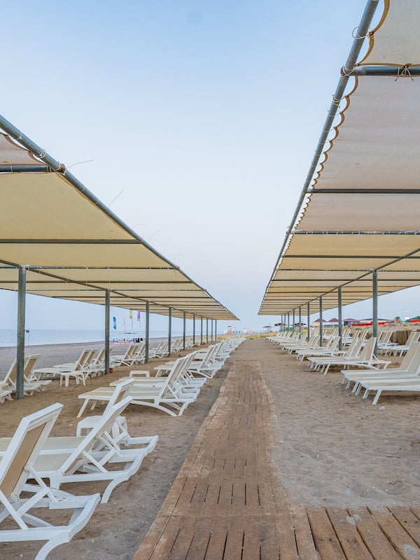 Aan een privéstrand, gratis strandhuisjes, ligstoelen, parasols