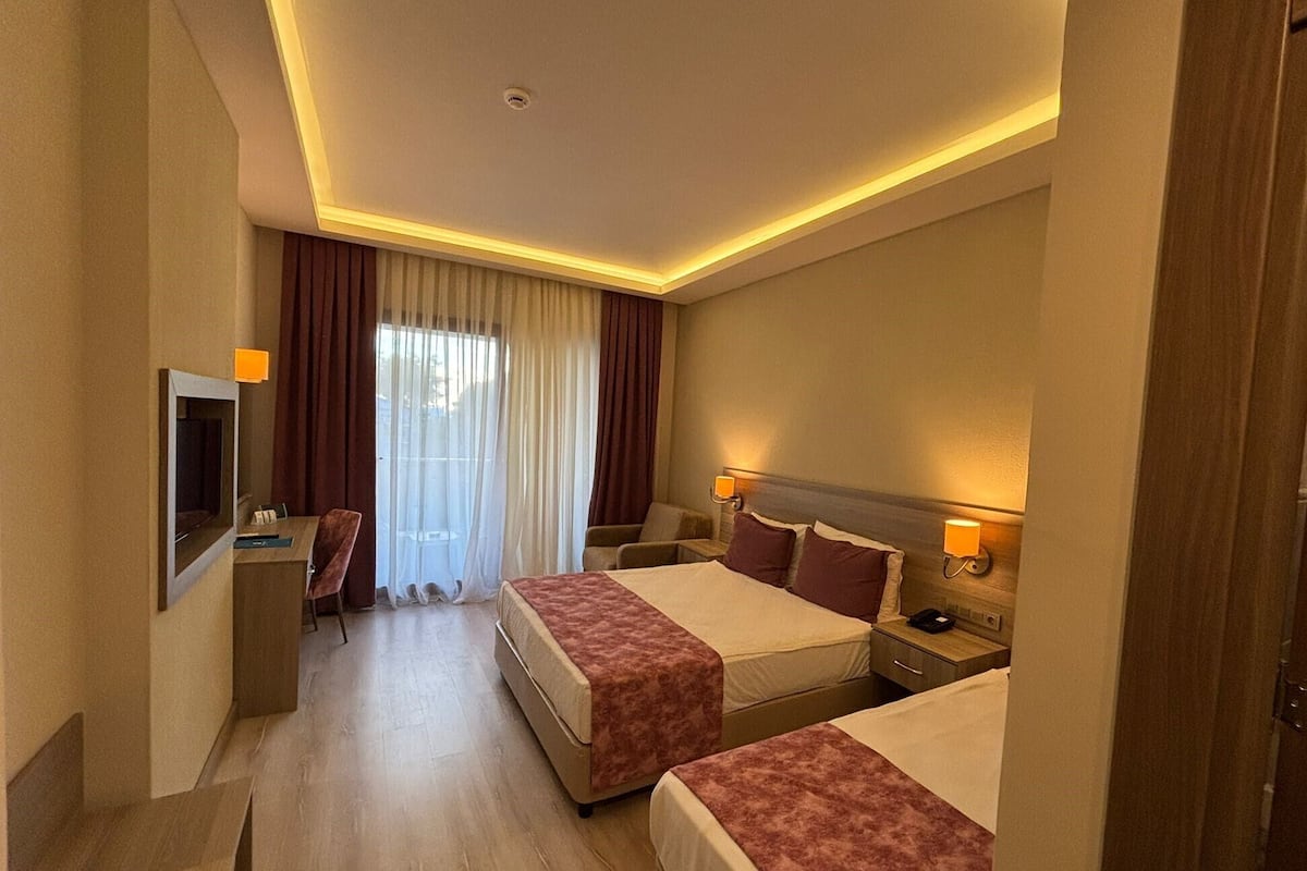 Phòng dành cho gia đình, quang cảnh vườn | Bộ trải giường bằng vải cotton Ai Cập, bộ đồ giường cao cấp, bàn