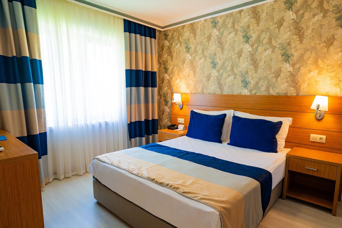 Phòng Tiêu chuẩn, quang cảnh vườn | Bộ trải giường bằng vải cotton Ai Cập, bộ đồ giường cao cấp, bàn