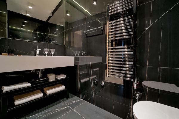 Camera Design | Bagno | Asciugacapelli, pantofole, asciugamani, carta igienica