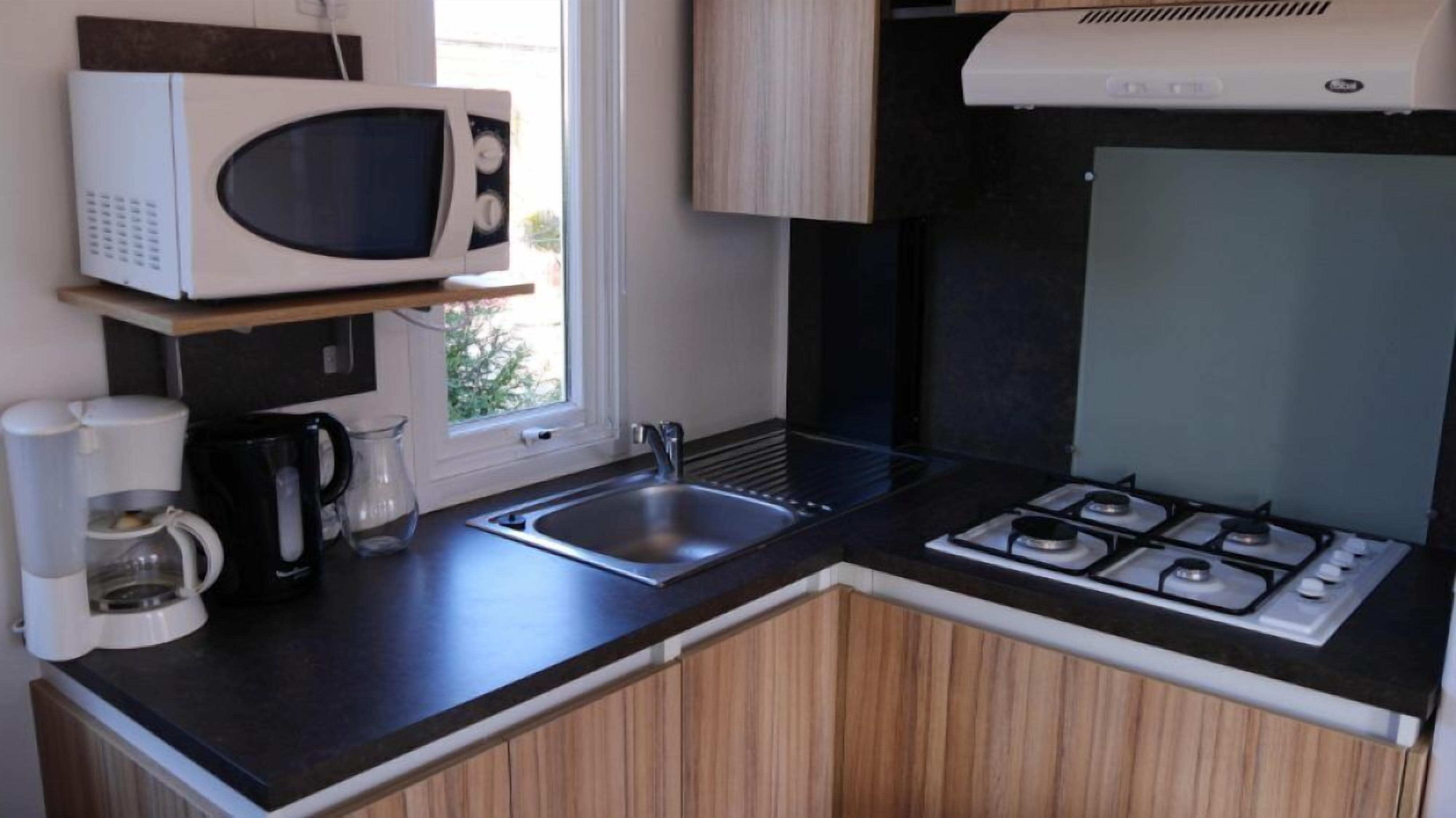 Fridge, microwave, stovetop, dishwasher