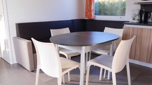 Familie chalet, 3 slaapkamers | Dineren in de kamer