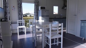 Familie-alpehytte, 2 soverom (6 Personnes) | Spiseområde på rommet