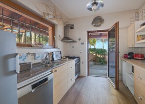 Een koelkast, een magnetron, een oven, een kookplaat