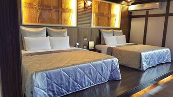 Deluxe Quadruple Room | Desk, free WiFi