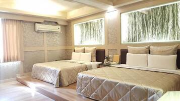 Deluxe Quadruple Room | Desk, free WiFi