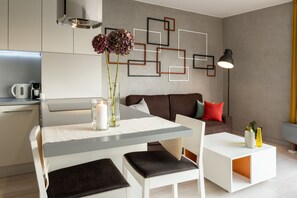 Appartement (16) | Woonruimte | Een flatscreentelevisie