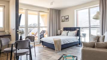 1 habitación, sistema de insonorización y tabla de planchar con plancha