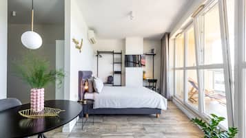 1 habitación, sistema de insonorización y tabla de planchar con plancha