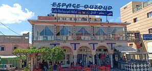 Vista frontal de la propiedad