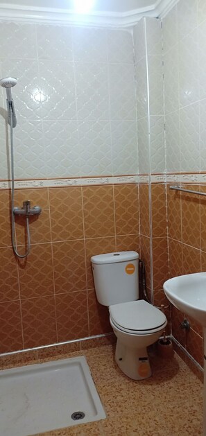 A bathroom with a shower, toilet, and sink. - Hotel Ouzoud (Bzou)