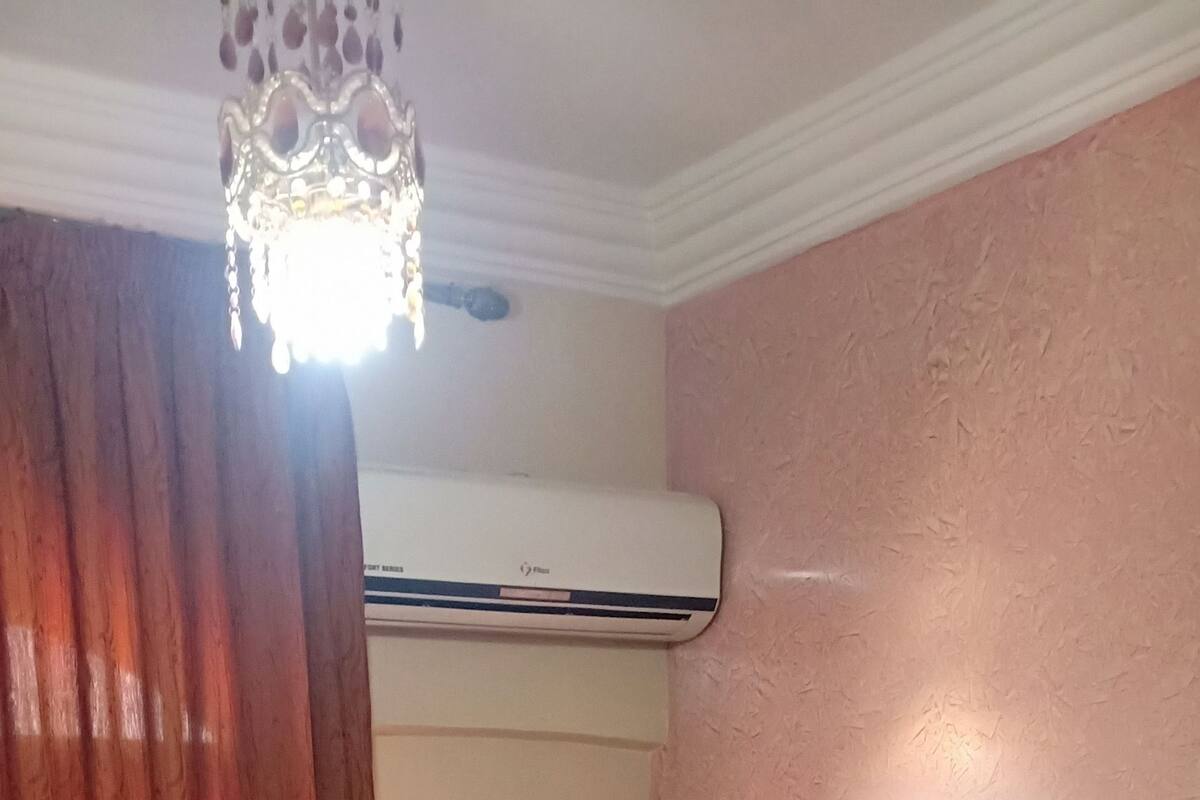 Escritorio, cortinas blackout, wifi gratis y ropa de cama