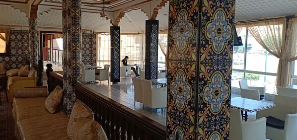 Se sirven desayunos, comidas, cenas y cocina marroquí