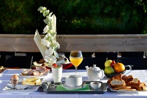 Petit déjeuner et déjeuner servis sur place, spécialités Cuisine locale