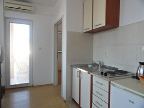 電冰箱、爐台、電熱水壺、鍋具/餐盤/廚房用品