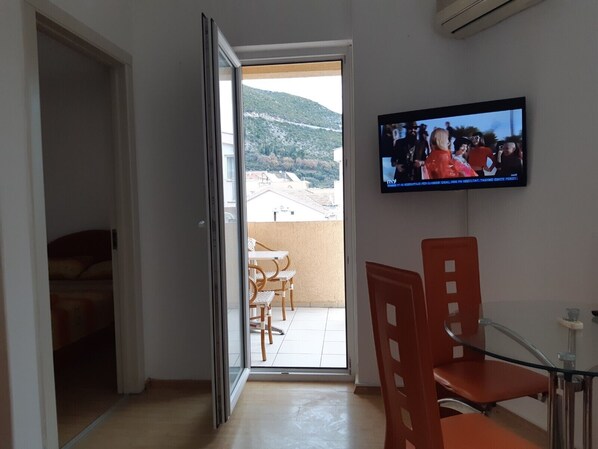 基本公寓 | 起居區 | 平面電視