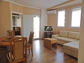 家庭公寓, 山景 | 客廳 | 平面電視