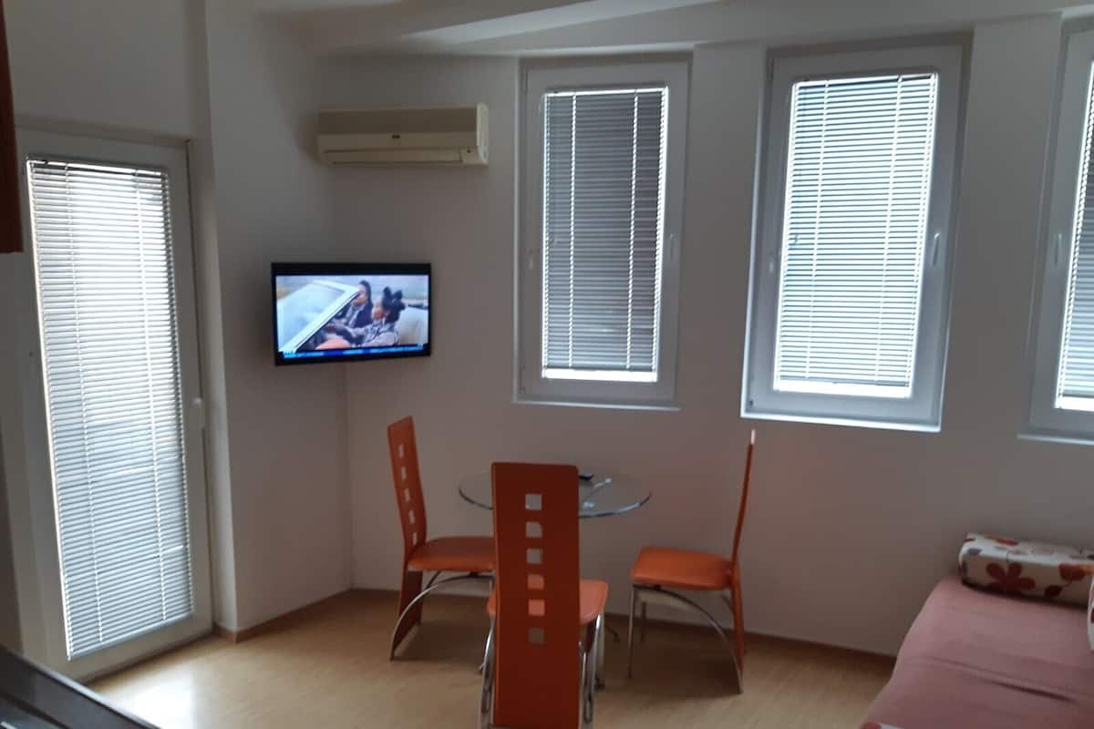 Apartemen Basic | Area keluarga | TV layar datar