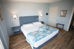 Chambre Standard double, terrasse, vue sur la mer (Conte Ruggero) | Coffre-fort, accès au Wi-Fi (inclus), literie fournie