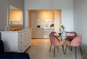 Deluxe-huoneisto | Yksityinen keittiö | Täysikokoinen jääkaappi, uuni, liesi, astianpesukone