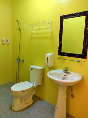 Economy Double Room | Bathroom | Shower, free toiletries, hair dryer, slippers - Blue Pa Hotel (Hengchun)