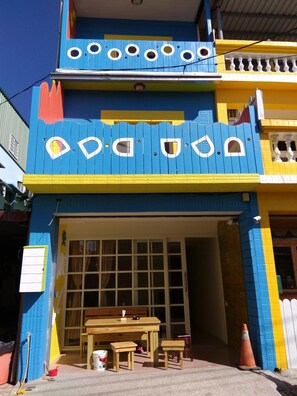 A two-story building with a balcony and a ground-level entrance. - Blue Pa Hotel (Hengchun)