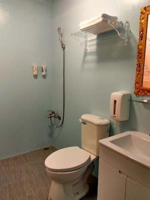 Standard Double Room | Bathroom | Shower, free toiletries, hair dryer, slippers - Blue Pa Hotel (Hengchun)