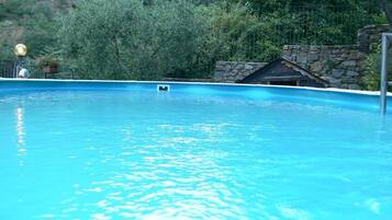 Kolam renang outdoor musiman