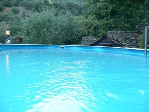 Piscine extérieure en saison